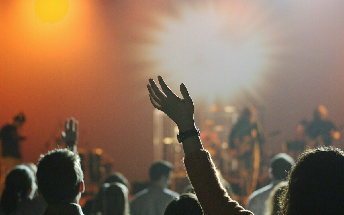 Zuschauer vor der Bühne bei einem Konzert Zuschauer vor der Bühne bei einem Konzert