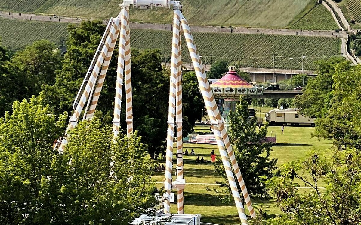 Der Aufbau eines Riesenrads für das kleine Kiliani 2021 Der Aufbau eines Riesenrads für das kleine Kiliani 2021