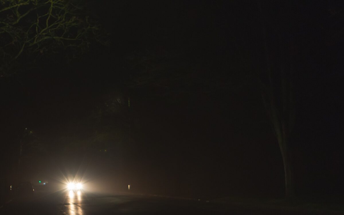 Autoscheinwerfer durchdringen die Dunkelheit der Nacht Autoscheinwerfer durchdringen die Dunkelheit der Nacht