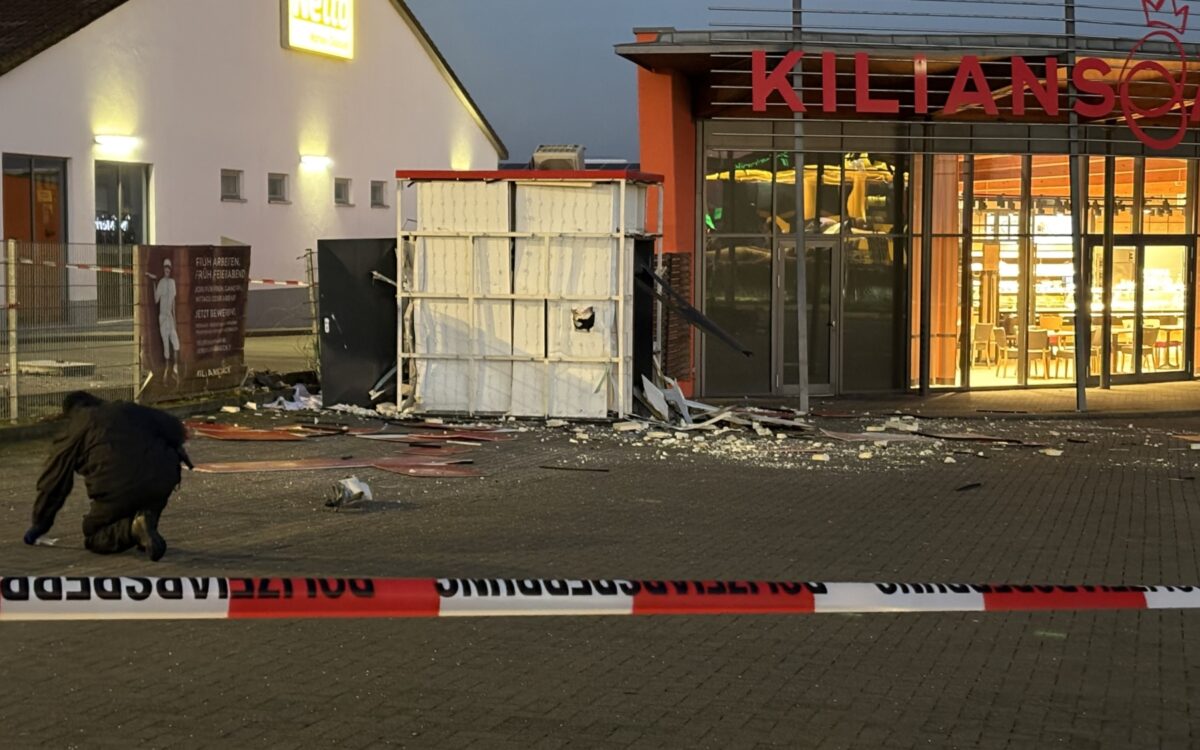 Trümmer liegen auf dem Parkplatz, auf dem ein Geldautomat gesprengt wurde.