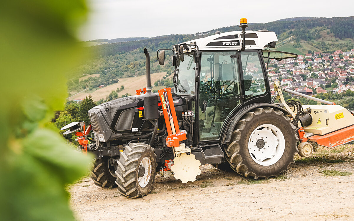 Ein autonomer Traktor steht in einem Weinberg Ein autonomer Traktor steht in einem Weinberg
