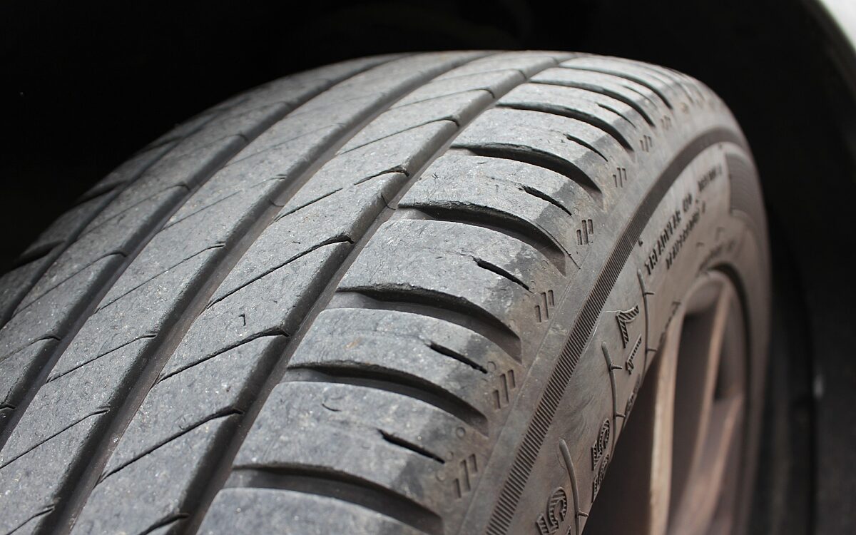 Ein Autoreifen Ein Autoreifen