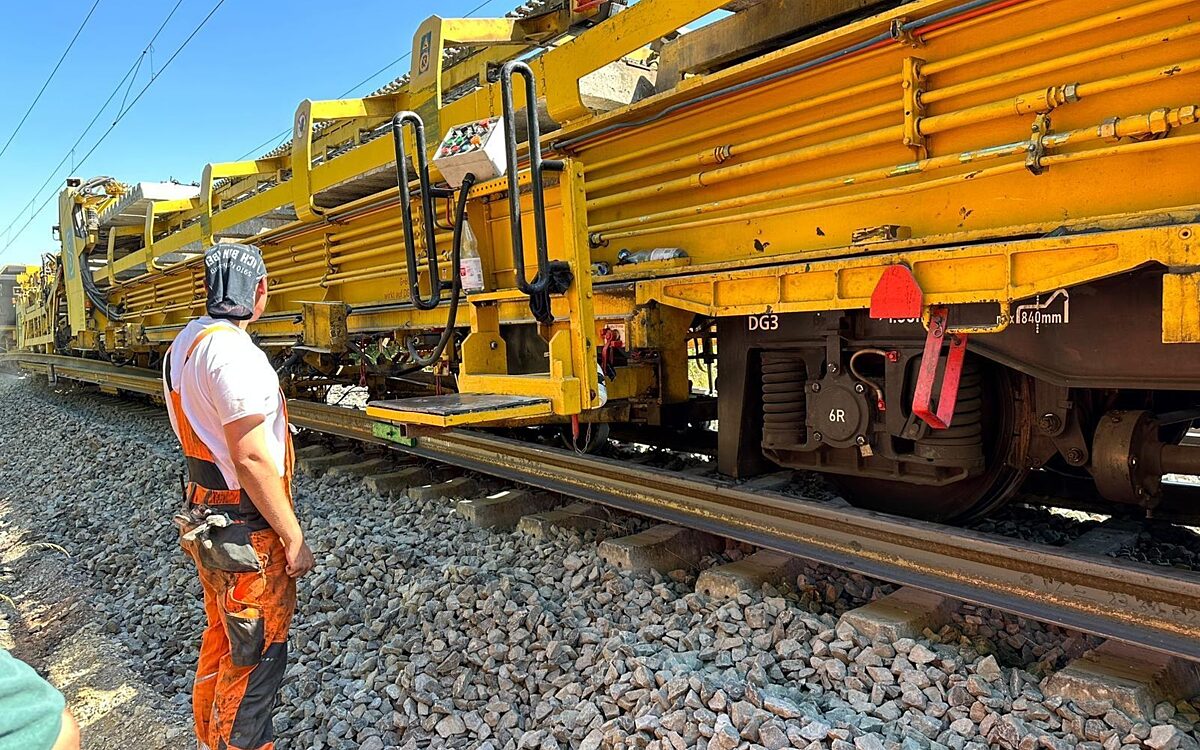 Ein Arbeiter überwacht die Arbeit des Umbauzugs entlang der Strecke Würzburg-Nürnberg Ein Arbeiter überwacht die Arbeit des Umbauzugs entlang der Strecke Würzburg-Nürnberg