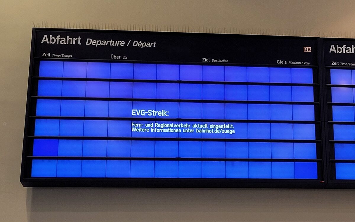 Die Anzeige am Würzburger Hauptbahnhof während des Verkehrsstreiks am 27. März 2023 Die Anzeige am Würzburger Hauptbahnhof während des Verkehrsstreiks am 27. März 2023