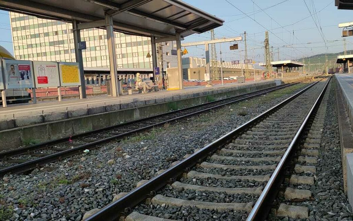Ein leeres Gleis am Hauptbahnhof Würzburg Ein leeres Gleis am Hauptbahnhof Würzburg