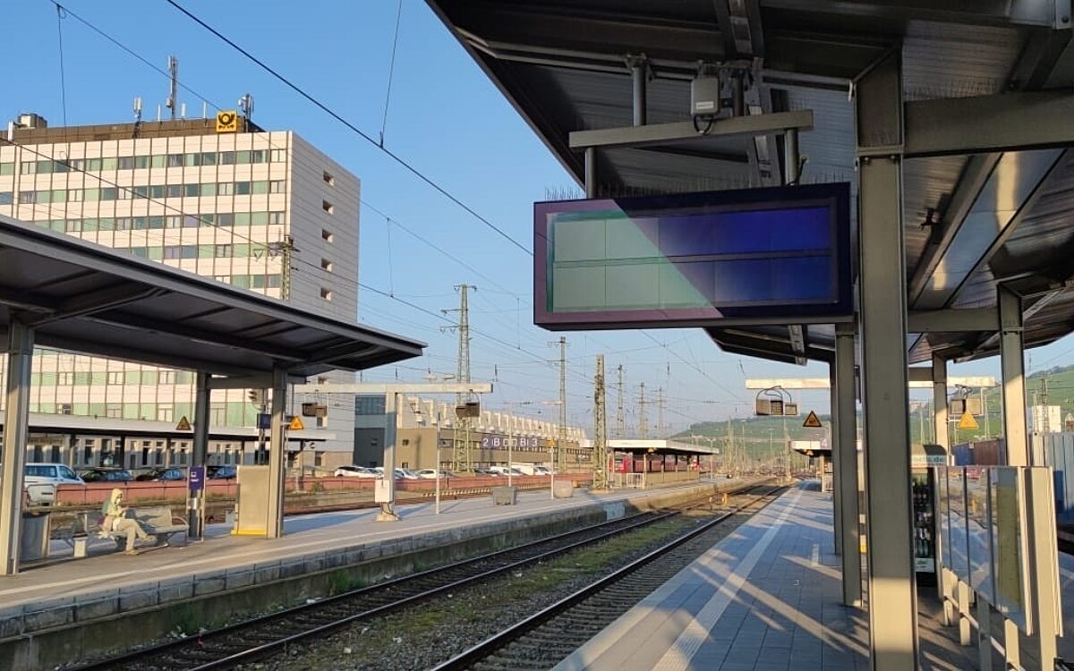 Ein leeres Gleis am Hauptbahnhof Würzburg Leeres Gleis Hauptbahnhof Würzburg