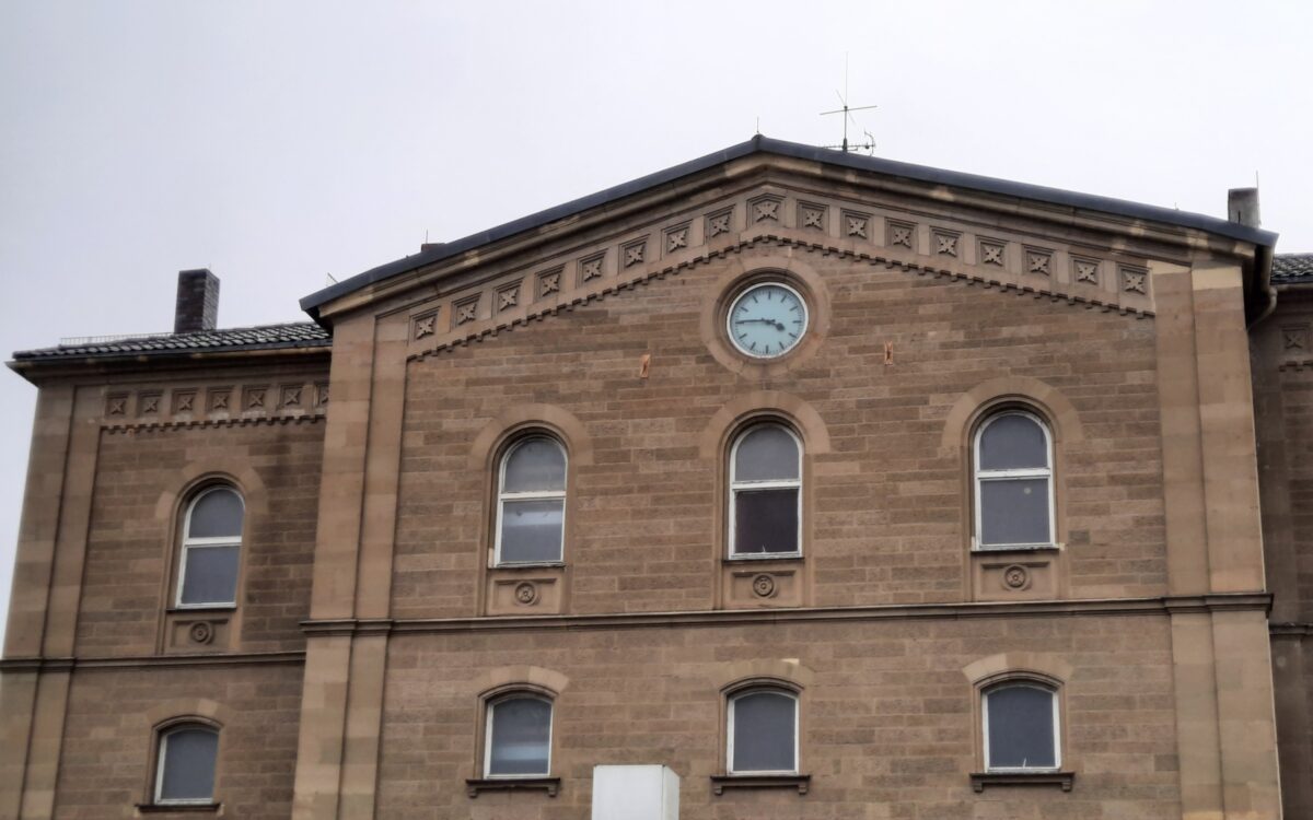 Die reparierte Bahnhofsuhr ist zurück unter dem Dach des Gebäudes Die reparierte Bahnhofsuhr ist zurück unter dem Dach des Gebäudes