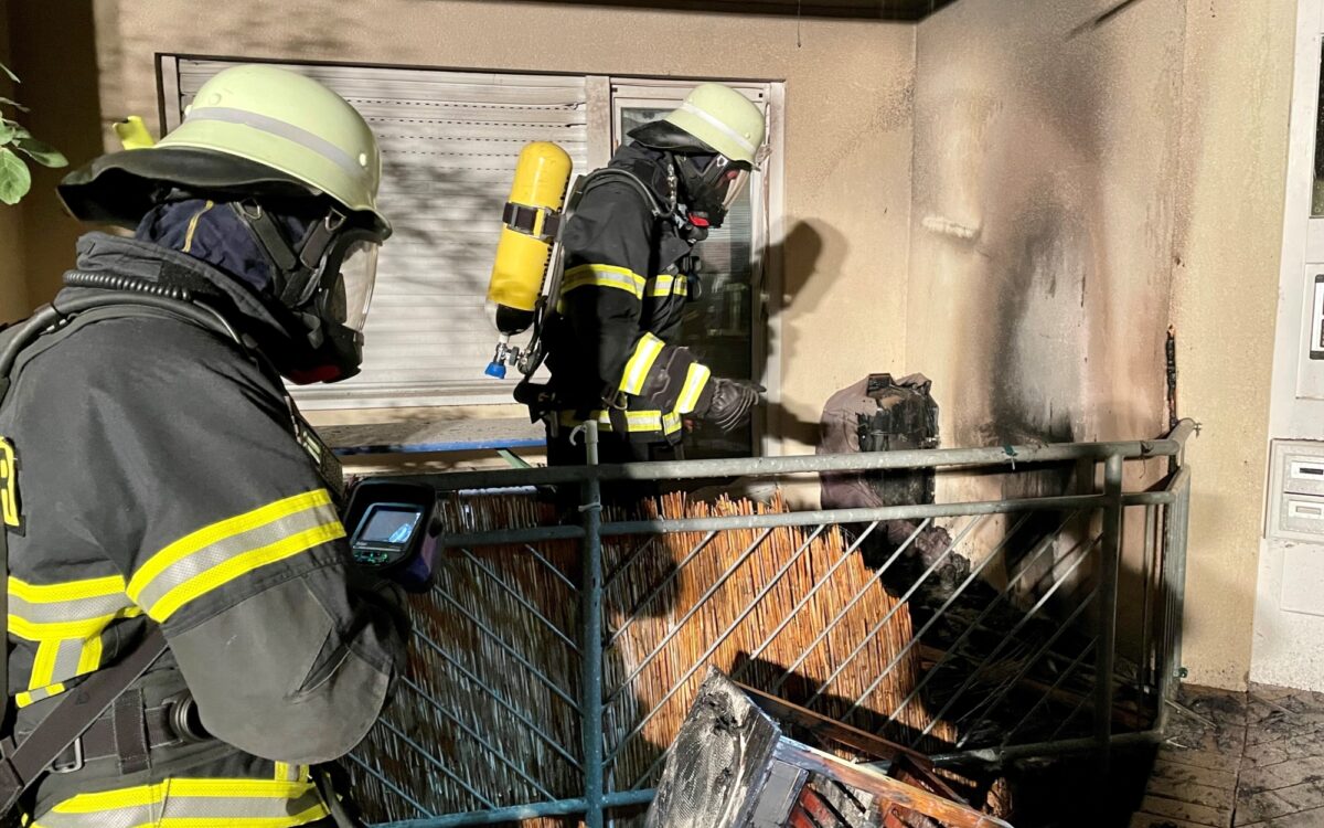 Feuerwehrleute stehen auf dem Balkon auf dem es in Volkach gebrannt hat Feuerwehrleute stehen auf dem Balkon auf dem es in Volkach gebrannt hat