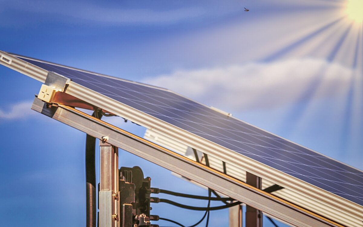 Eine Solaranlage steht im Sonnenschein Eine Solaranlage steht im Sonnenschein