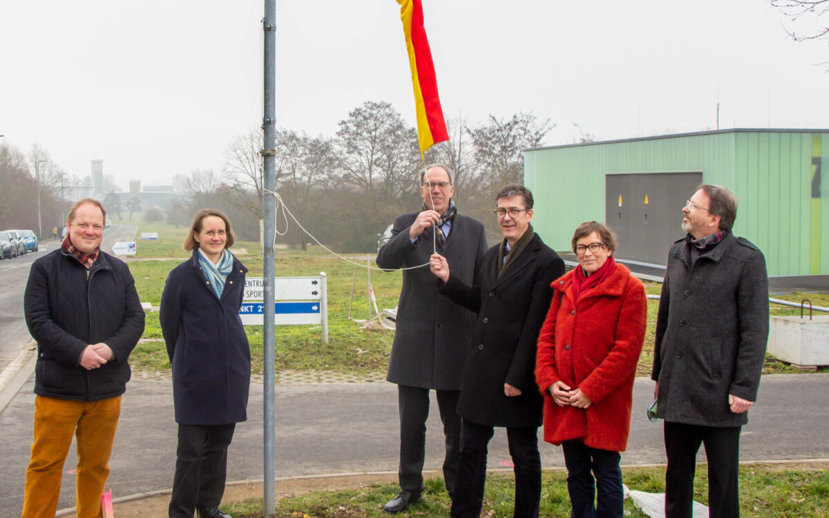 Universitätspräsident Prof. Dr. Paul Pauli (m.) und Oberbürgermeister Christian Schuchardt (3.v.re.) enthüllten gemeinsam das neue Straßenschild. V.li. Dr. Axel Metz (Leiter Stadtarchiv), Universitäts-Vizepräsidentin Prof. Dr. Anja Schlömerkemper. V.re. D Universitätspräsident Prof. Dr. Paul Pauli (m.) und Oberbürgermeister Christian Schuchardt (3.v.re.) enthüllten gemeinsam das neue Straßenschild. V.li. Dr. Axel Metz (Leiter Stadtarchiv), Universitäts-Vizepräsidentin Prof. Dr. Anja Schlömerkemper. V.re. D