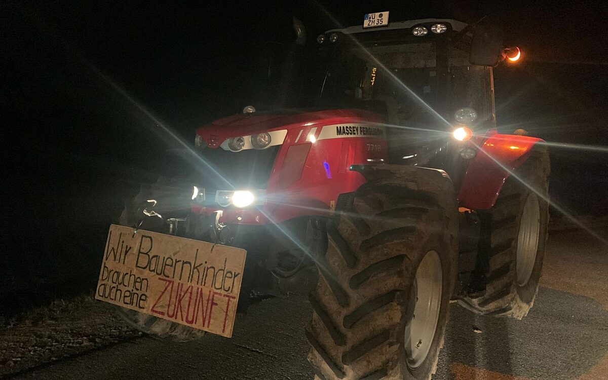 Traktoren nehmen am Landwirte-Protest teil Traktoren nehmen am Landwirte-Protest teil