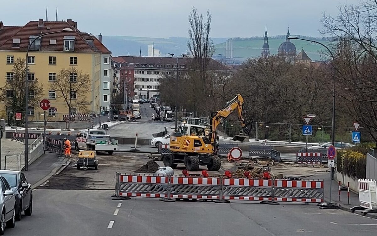Blick von der Missioklinik auf die Baustelle der Siligmüllerbrücke, kurz vor Beendigung der Bauarbeiten Blick von der Missioklinik auf die Baustelle der Siligmüllerbrücke, kurz vor Beendigung der Bauarbeiten