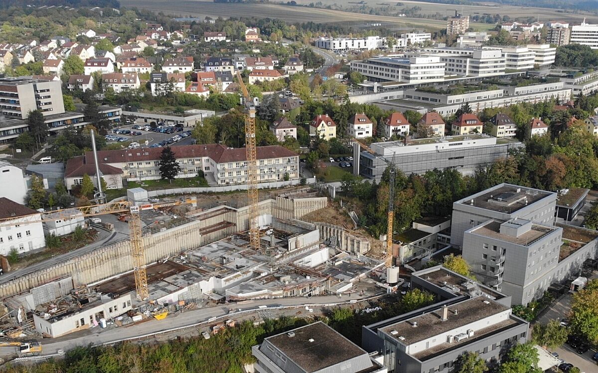 Die Baustelle für die neue Strahlentherapie der Uniklinik Würzburg aus Sicht einer Drohne Die Baustelle für die neue Strahlentherapie der Uniklinik Würzburg aus Sicht einer Drohne