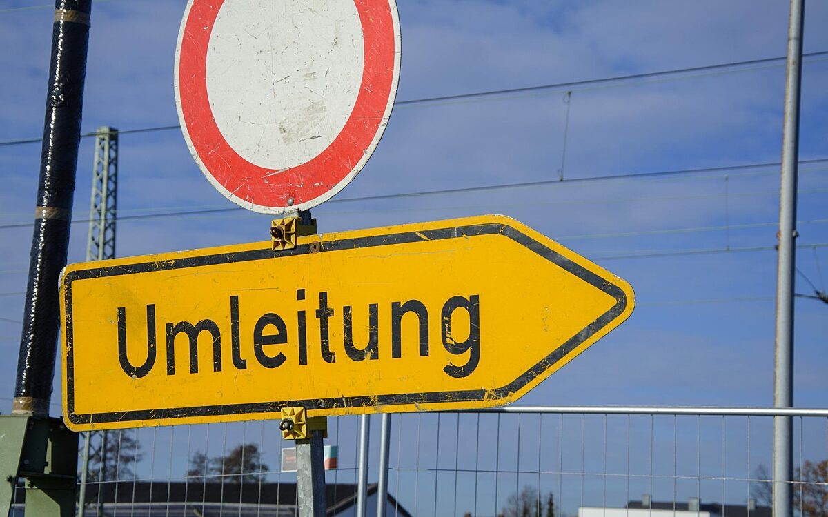 Ein Baustellenschild zeigt eine Umleitung an Baustellenschild Umleitung