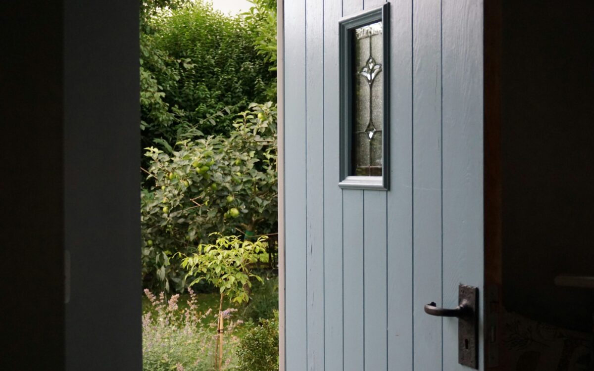 Eine geöffnete Wohnungstür Eine geöffnete Wohnungstür