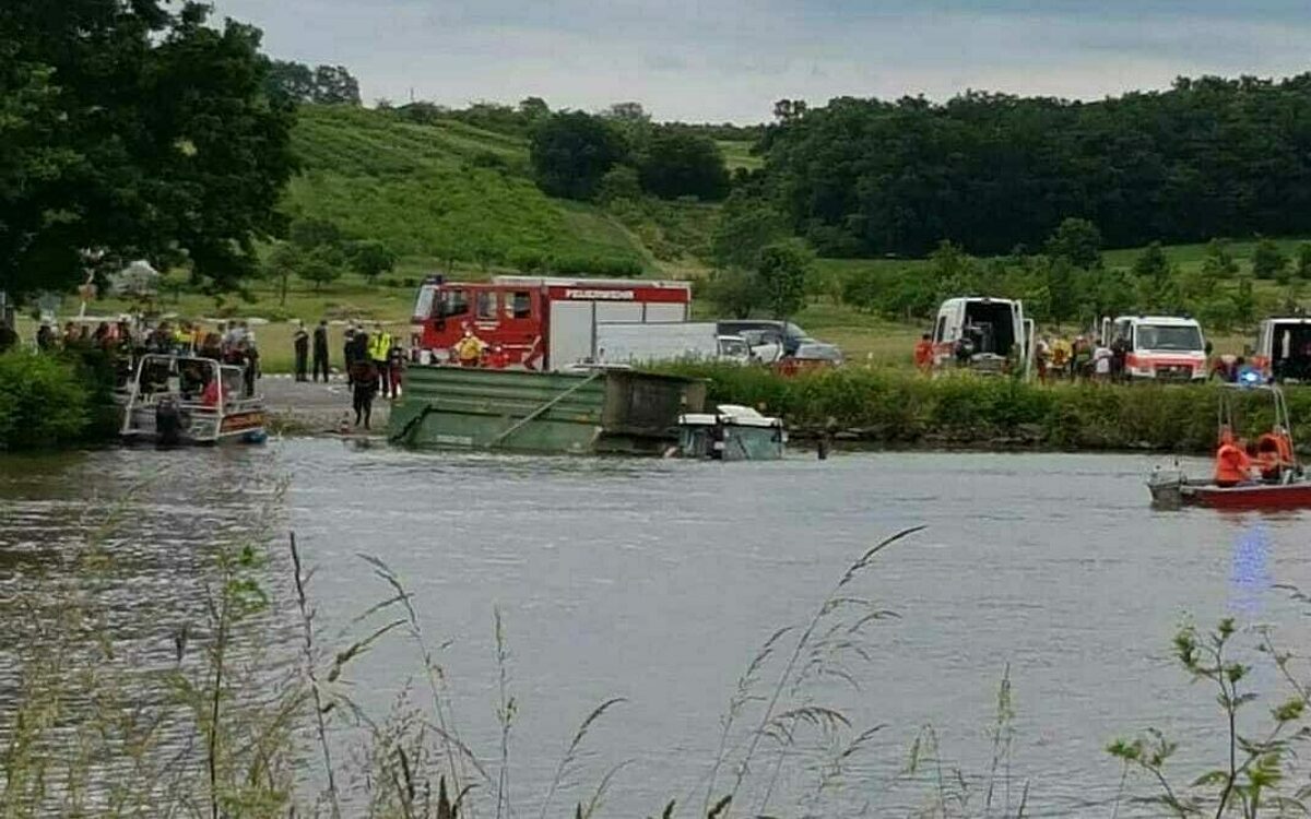 Bergungsabreiten des im main versenkten traktors Bergungsabreiten des im main versenkten traktors