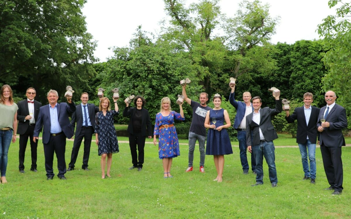 Die zehn Sieger von Best of Gold 2021 mit der Fränkischen Weinkönigin Carolin Meyer und Weinbaupräsidenten Artur Steinmann Die zehn Sieger von Best of Gold 2021 mit der Fränkischen Weinkönigin Carolin Meyer und Weinbaupräsidenten Artur Steinmann