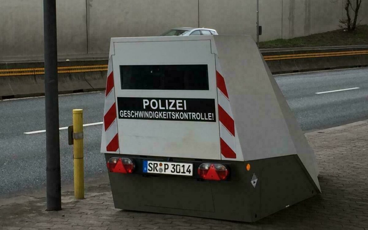 Blitzanhänger enforcementtrailer steht am straßenrand Blitzanhänger enforcementtrailer steht am straßenrand