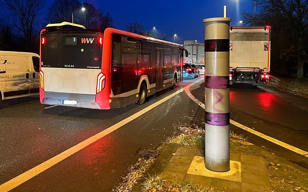 Der Blitzer vor der Konrad-Adenauer-Brücke ist beschmiert worden Der Blitzer vor der Konrad-Adenauer-Brücke ist beschmiert worden