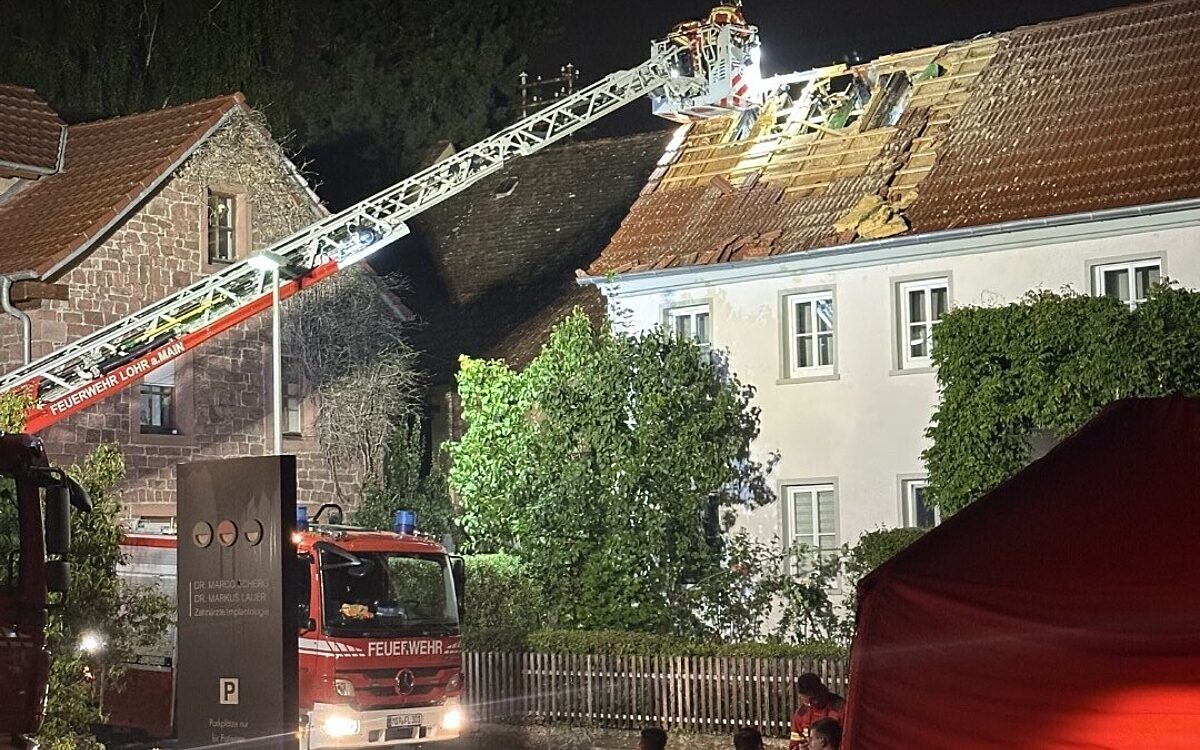 Das Dach musste teils eingerissen werden um ordentlich löschen zu können. Das Dach musste teils eingerissen werden um ordentlich löschen zu können.