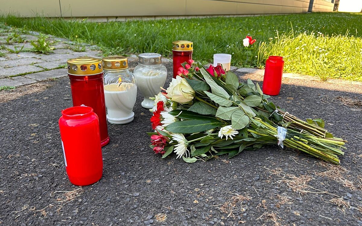 Menschen haben am Schulzentrum in Lohr Blumen niedergelegt und Kerzen angezündet um dem 14-jährigen Toten zu gedenken Menschen haben am Schulzentrum in Lohr Blumen niedergelegt und Kerzen angezündet um dem 14-jährigen Toten zu gedenken