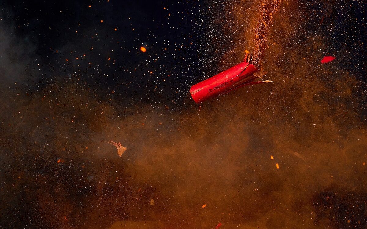 Ein Böller explodiert Ein Böller explodiert