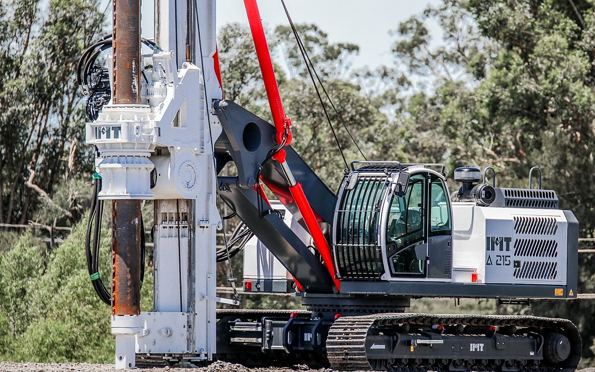 Ein Baustellenfahrzeug bohrt in die Erde Ein Baustellenfahrzeug bohrt in die Erde