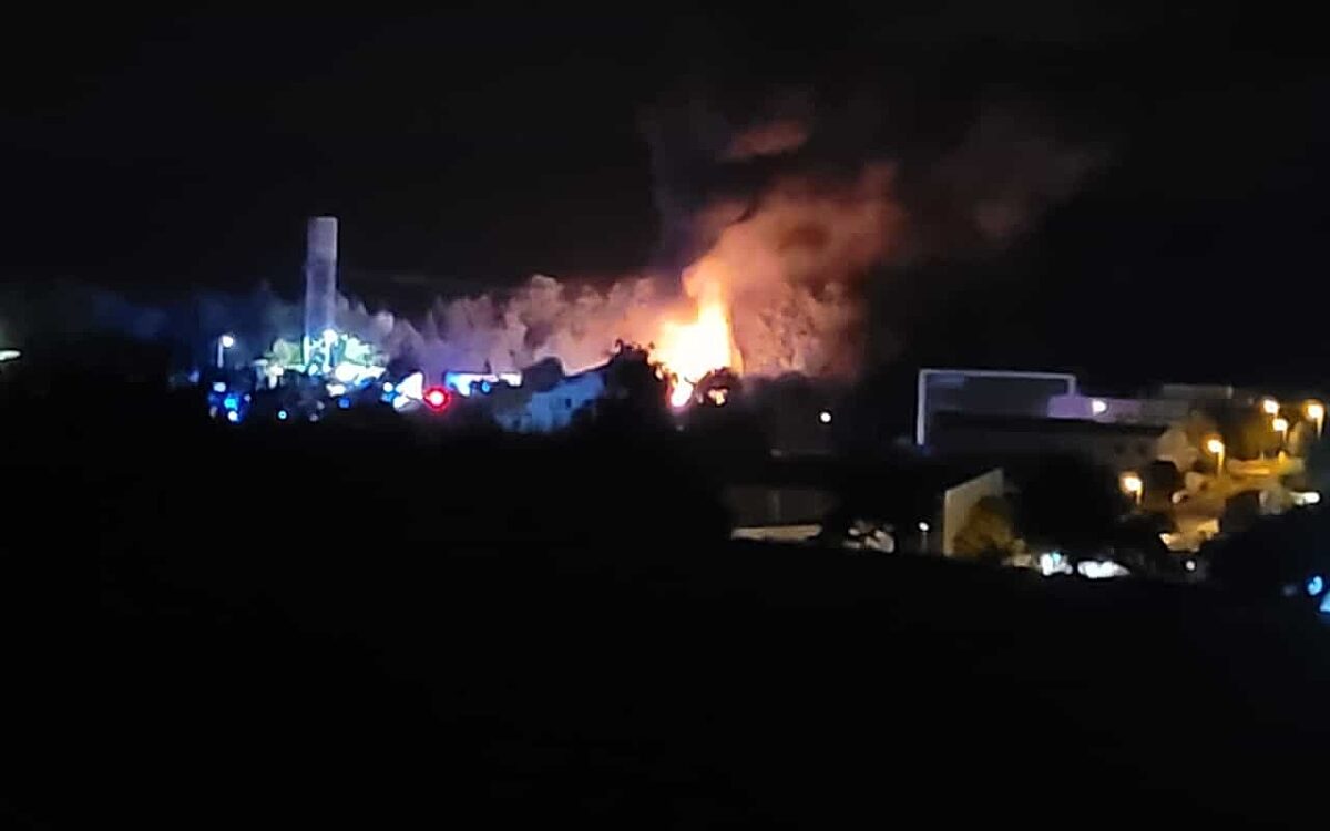 Flammen sind aus der Ferne zu sehen. Am Autohof Gramschatzer Wald brannte ein LKW Flammen sind aus der Ferne zu sehen. Am Autohof Gramschatzer Wald brannte ein LKW