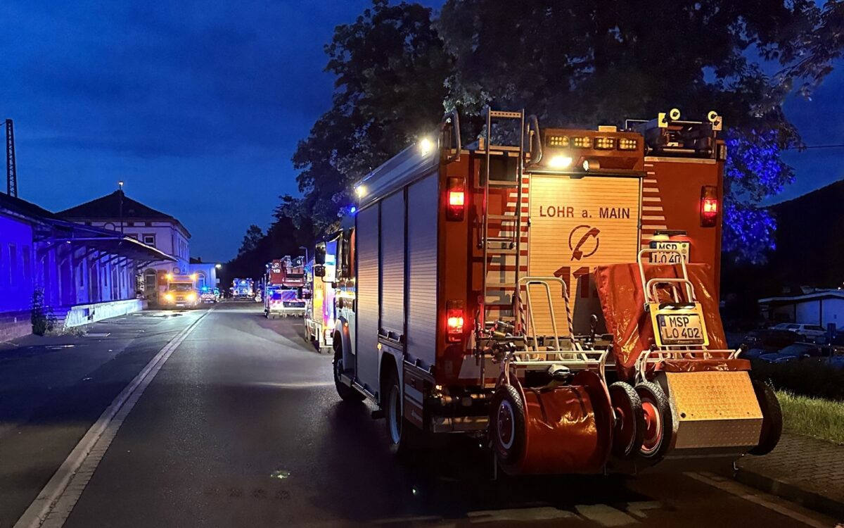 Ein Einsatzfahrzeug der Feuerwehr steht vor dem Bahnhof in Lohr Ein Einsatzfahrzeug der Feuerwehr steht vor dem Bahnhof in Lohr