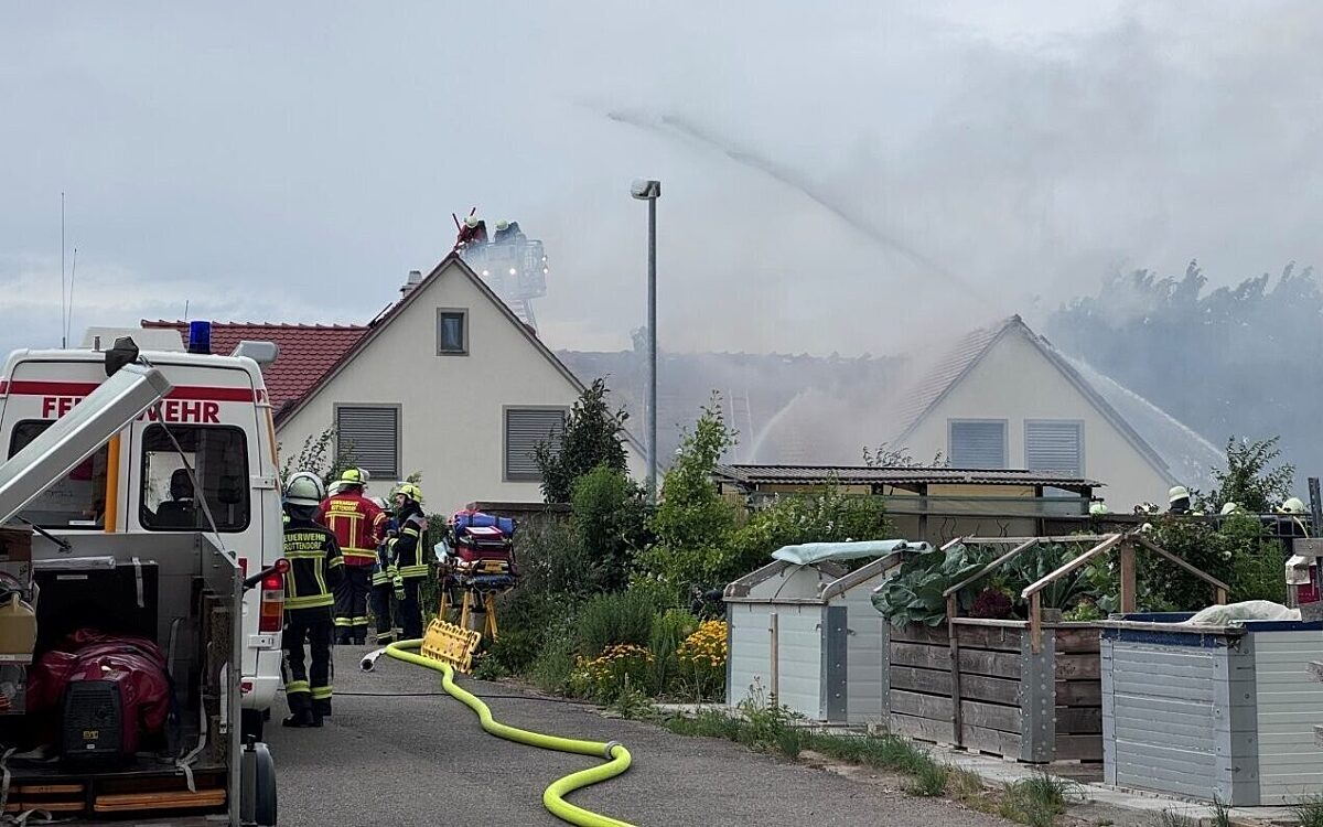 Die Feuerwehr bei einem Brand in der Ritterstraße in Opferbaum Die Feuerwehr bei einem Brand in der Ritterstraße in Opferbaum