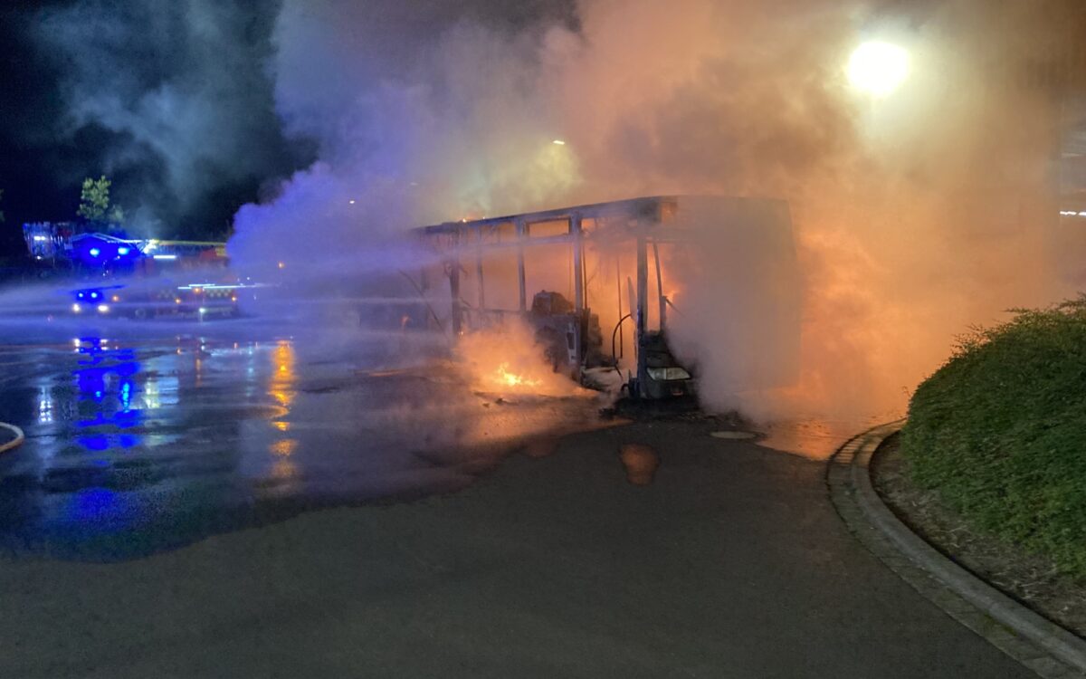 Ein Bus steht auf dem Gelände des Busdepots am Würzburger Heuchelhof in Flammen Ein Bus steht auf dem Gelände des Busdepots am Würzburger Heuchelhof in Flammen