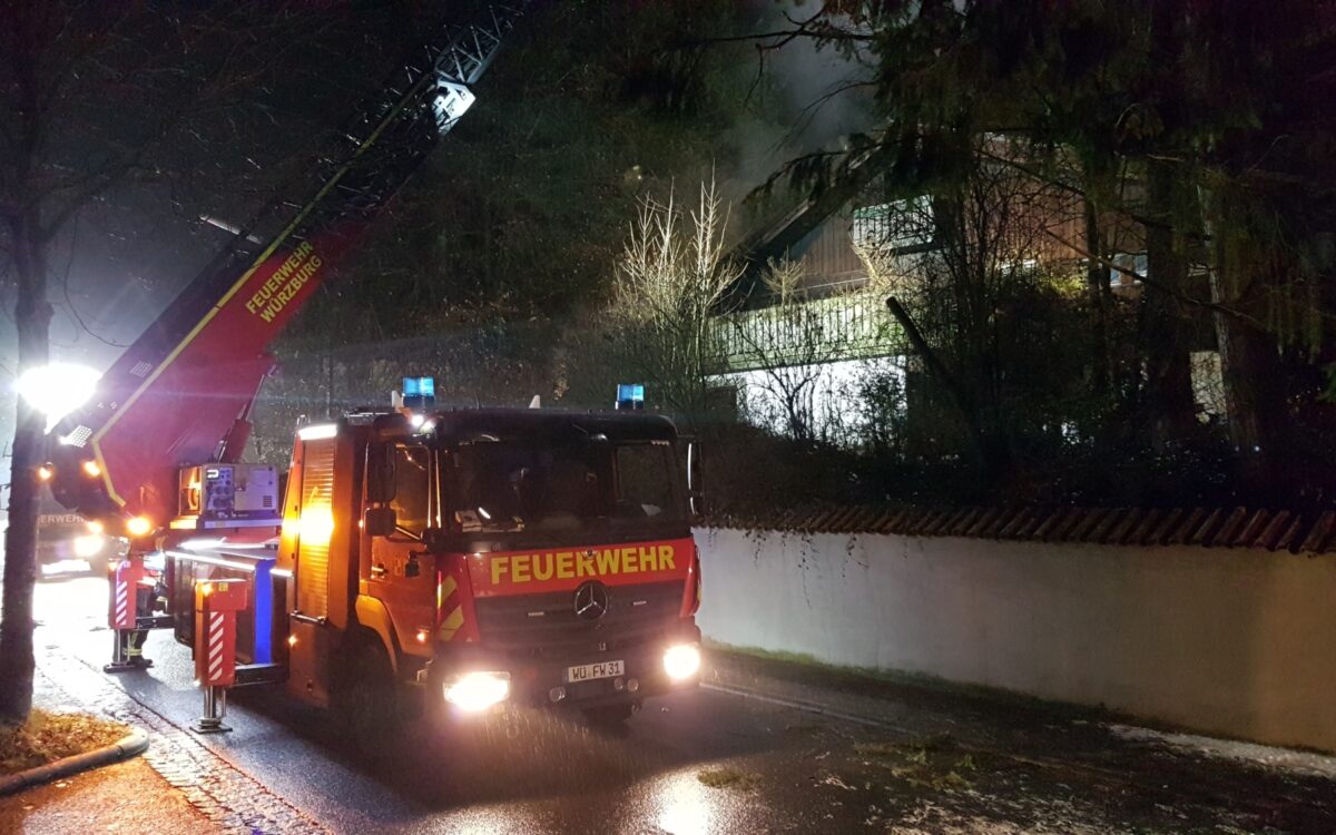 Ein Feuerwehrauto vor dem Brandhaus am Dallenbergweg Ein Feuerwehrauto vor dem Brandhaus am Dallenbergweg