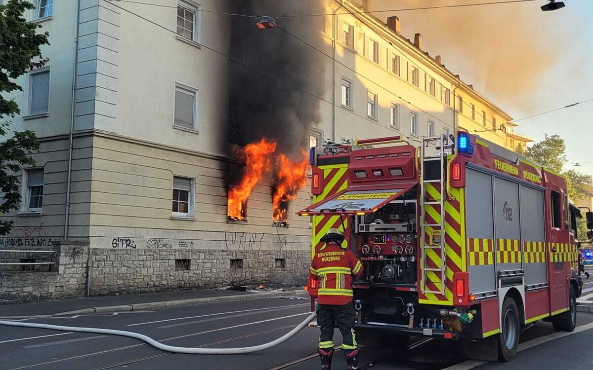 Flammen schlagen aus zwei Fenstern einer Wohnung im Hochparterre des Denckler-Blocks Flammen schlagen aus zwei Fenstern einer Wohnung im Hochparterre des Denckler-Blocks