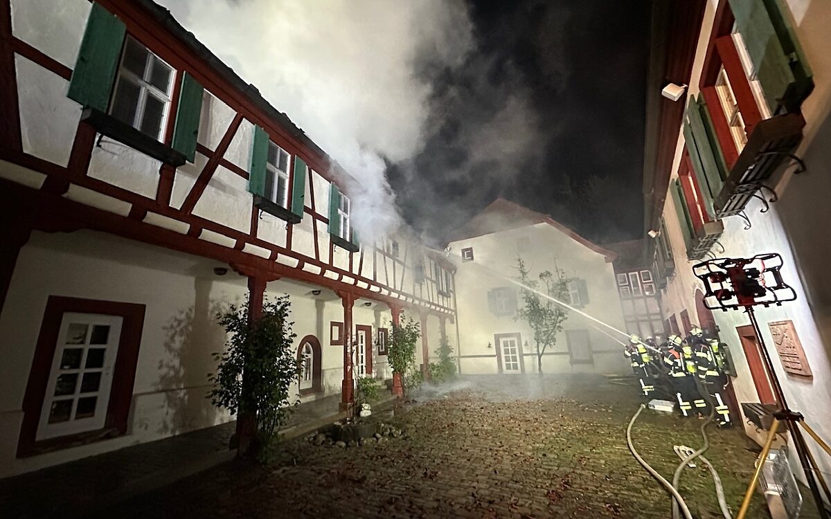 Feuerwehrleute löschen den brennenden Dachstuhl der Weißen Mühle Feuerwehrleute löschen den brennenden Dachstuhl der Weißen Mühle