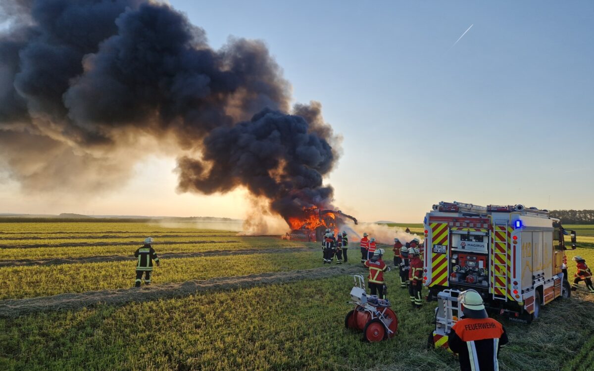 Ein Landwirtschaftsgerät steht in Flammen Ein Landwirtschaftsgerät steht in Flammen