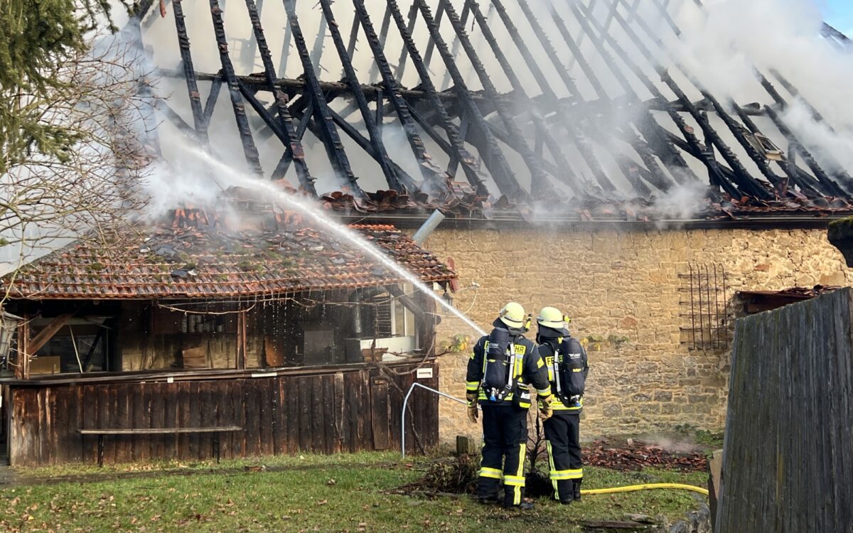 Die Feuerwehr löscht eine brennende Scheune in Gaurettersheim Die Feuerwehr löscht eine brennende Scheune in Gaurettersheim