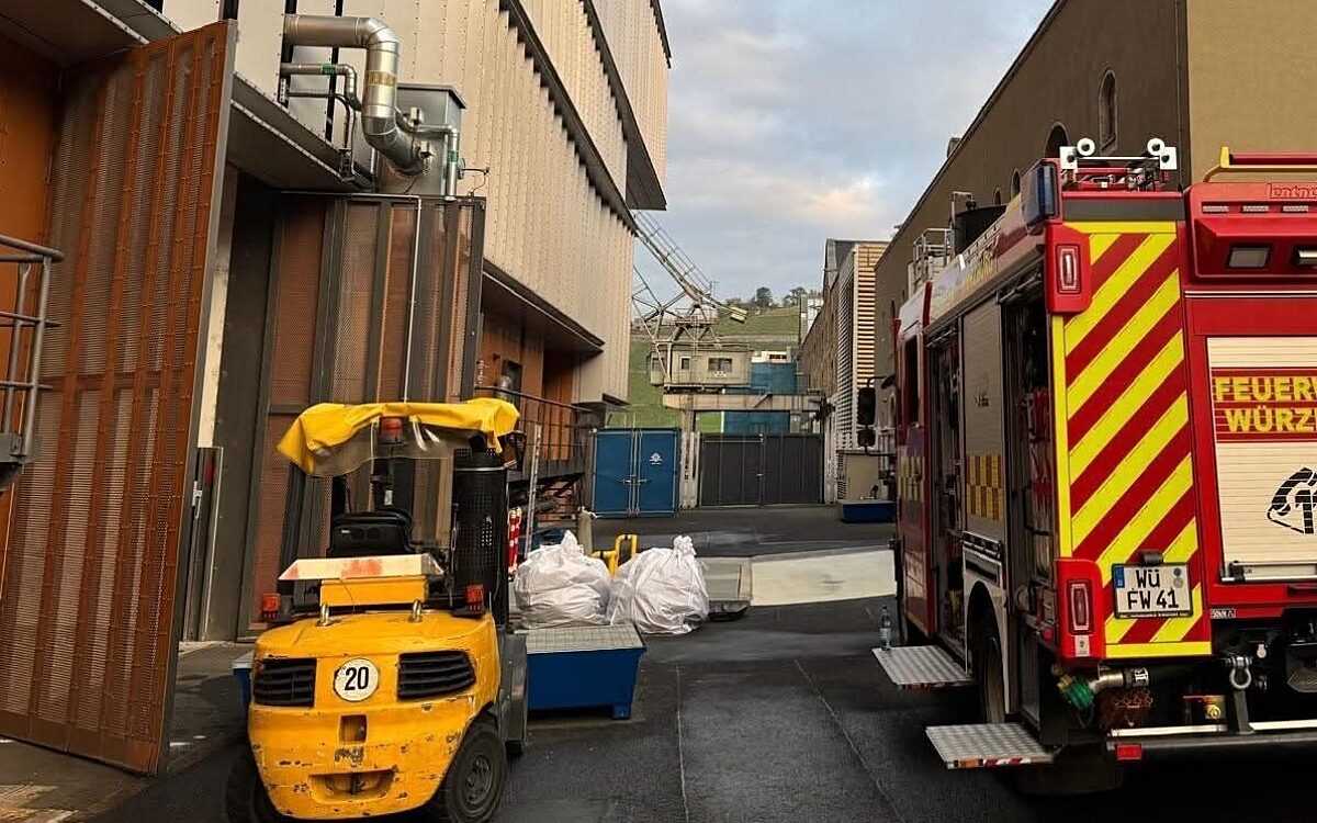 Ein Feuerwehrfahrzeug steht am Heizkraftwerk in Würzburg Ein Feuerwehrfahrzeug steht am Heizkraftwerk in Würzburg