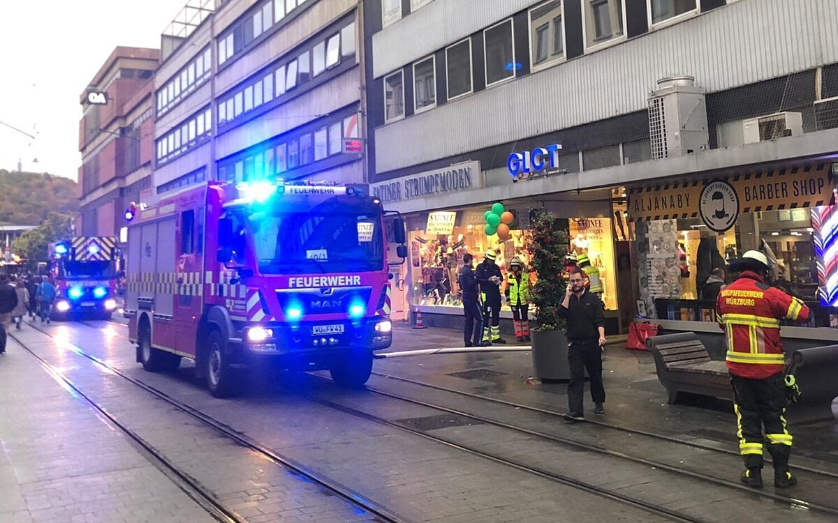 Feuerwehrfahrzeuge stehen in der Kaiserstraße Feuerwehrfahrzeuge stehen in der Kaiserstraße