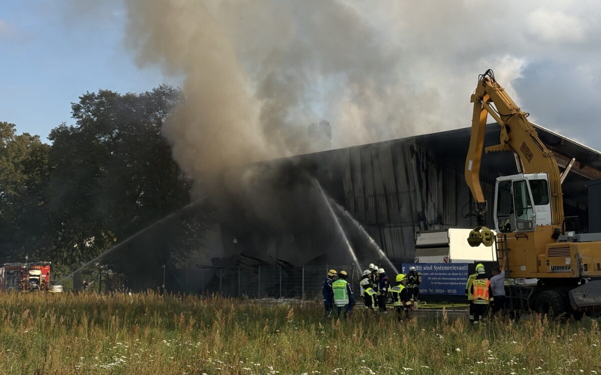 Der Brand einer Lagerhalle in Haidt Der Brand einer Lagerhalle in Haidt