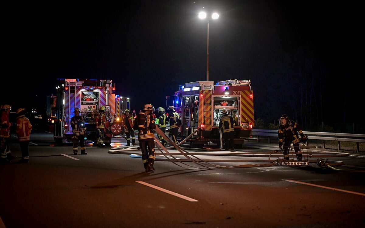 Feuerwehrfahrzeuge stehen auf der A3 Feuerwehrfahrzeuge stehen auf der A3