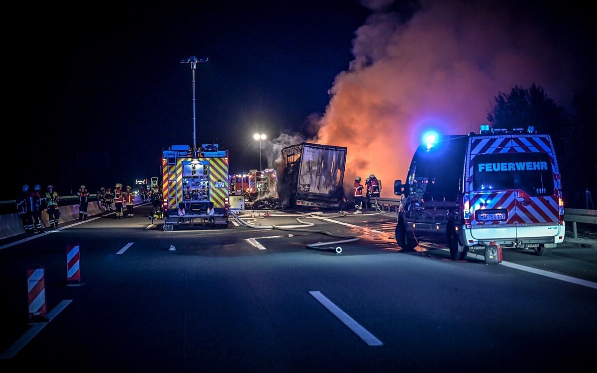 Einsatzfahrzeuge stehen auf der A3, im Hintergrund brennt ein LKW Einsatzfahrzeuge stehen auf der A3, im Hintergrund brennt ein LKW