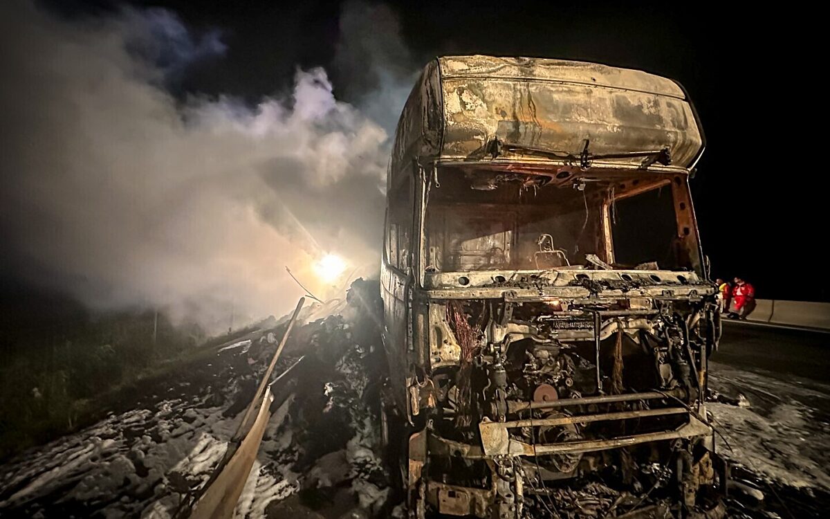 Das ausgebrannte Wrack des LKW Das ausgebrannte Wrack des LKW