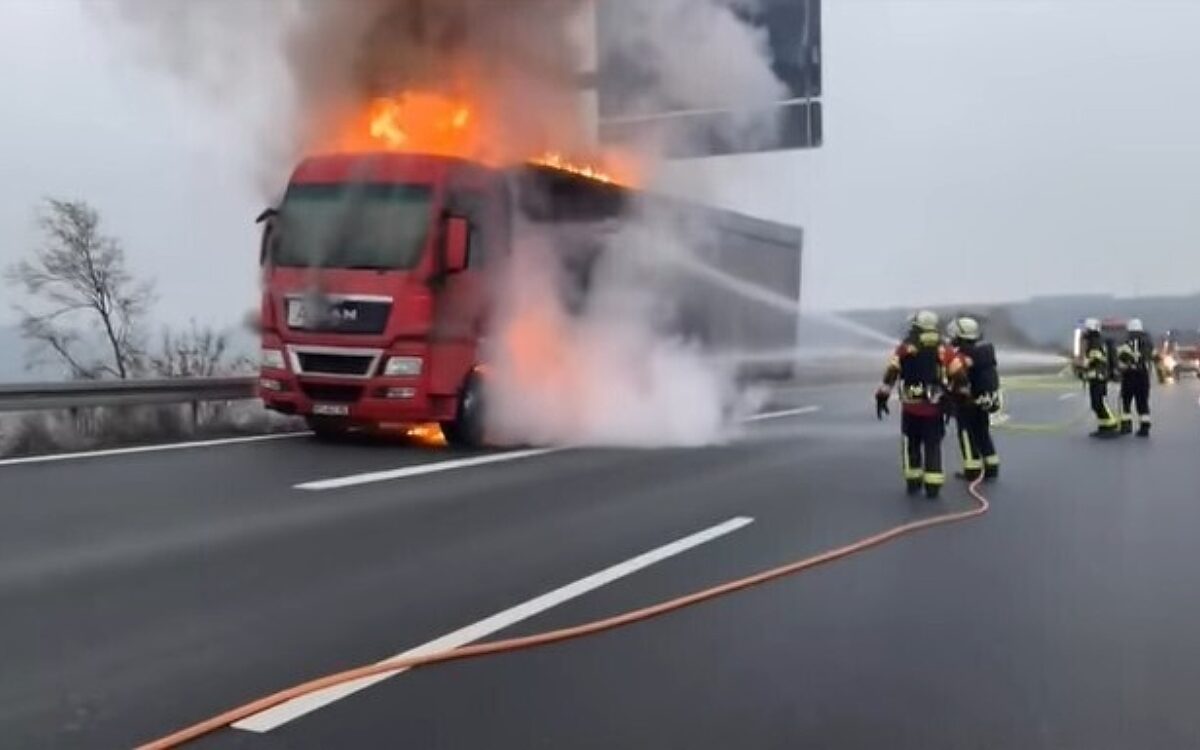 Ein Sattelzug brennt auf der A3. Feuerwehrleute löschen Ein Sattelzug brennt auf der A3. Feuerwehrleute löschen