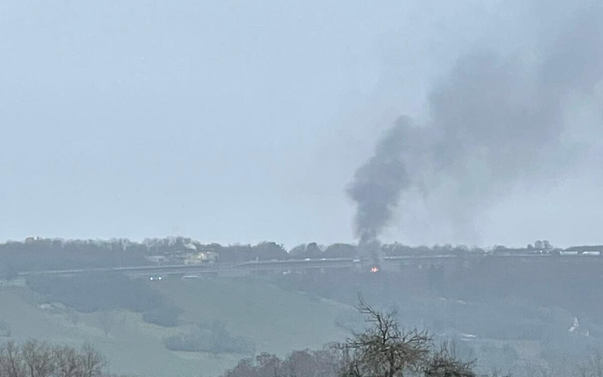 Ein LKW brennt. Die Rauchsäule ist weithin sichtbar. Hier zum Beispiel von Randersacker aus Ein LKW brennt. Die Rauchsäule ist weithin sichtbar. Hier zum Beispiel von Randersacker aus