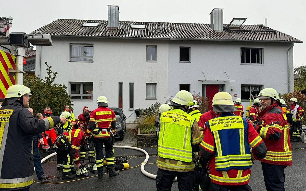 Die Feuerwehr steht vor einem Wohnhaus in Marktheidenfeld Die Feuerwehr steht vor einem Wohnhaus in Marktheidenfeld