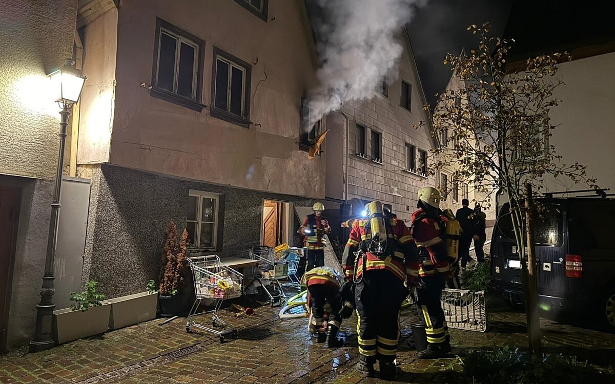 Die Feuerwehr im Einsatz an einem Wohnhaus in der Marktheidenfelder Innenstadt. Qualm dringt aus einem Fenster im 1. Stock. Die Feuerwehr im Einsatz an einem Wohnhaus in der Marktheidenfelder Innenstadt. Qualm dringt aus einem Fenster im 1. Stock.