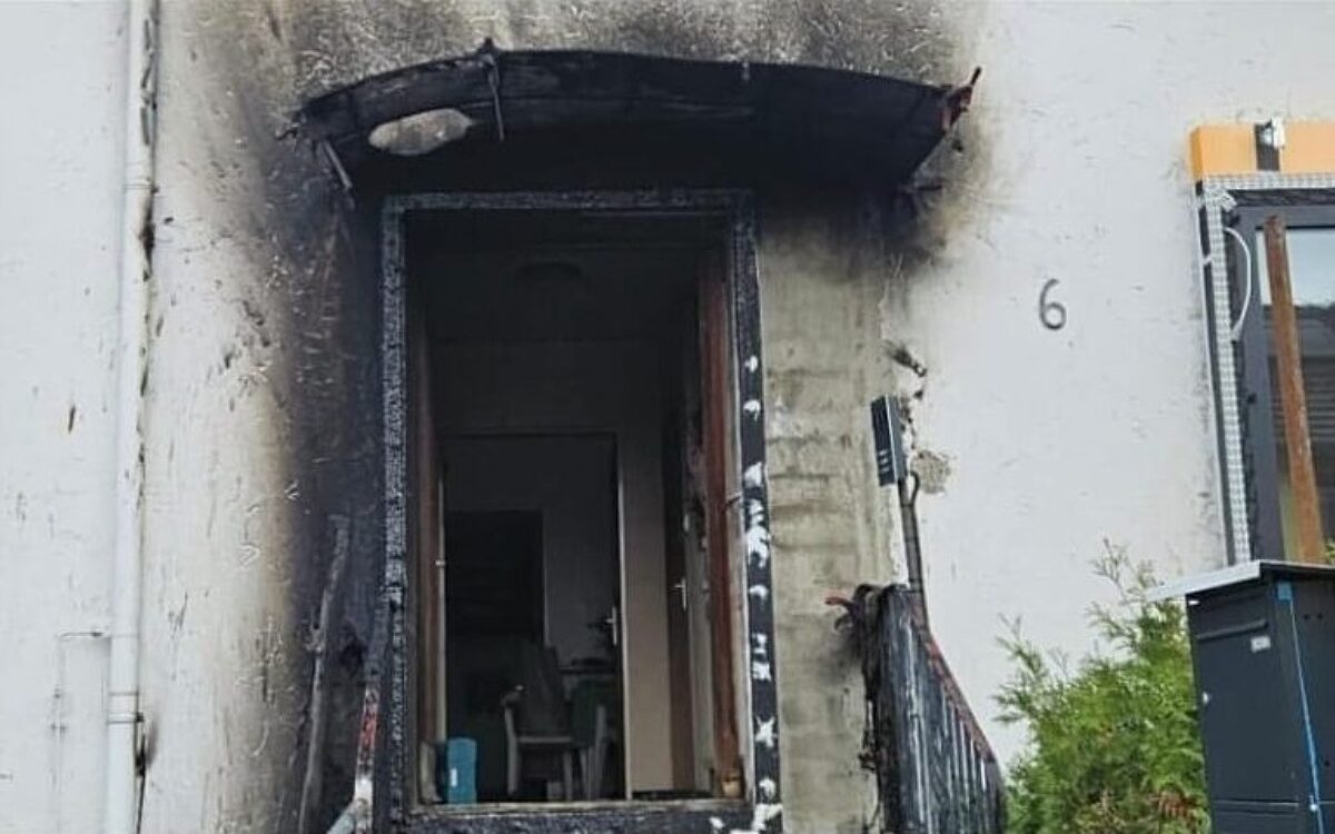 Eine brandbeschädigte Eingangstüre Brand Wohnhaus Marktheidenfeld 20112025