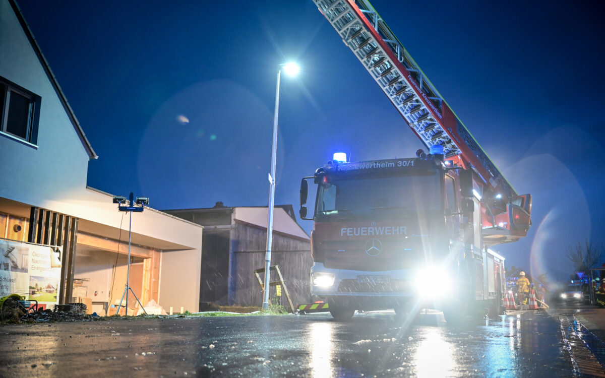 Ein Drehleiterfahrzeug der Feuerwehr bei einem Einsatz im Morgengrauen Ein Drehleiterfahrzeug der Feuerwehr bei einem Einsatz im Morgengrauen