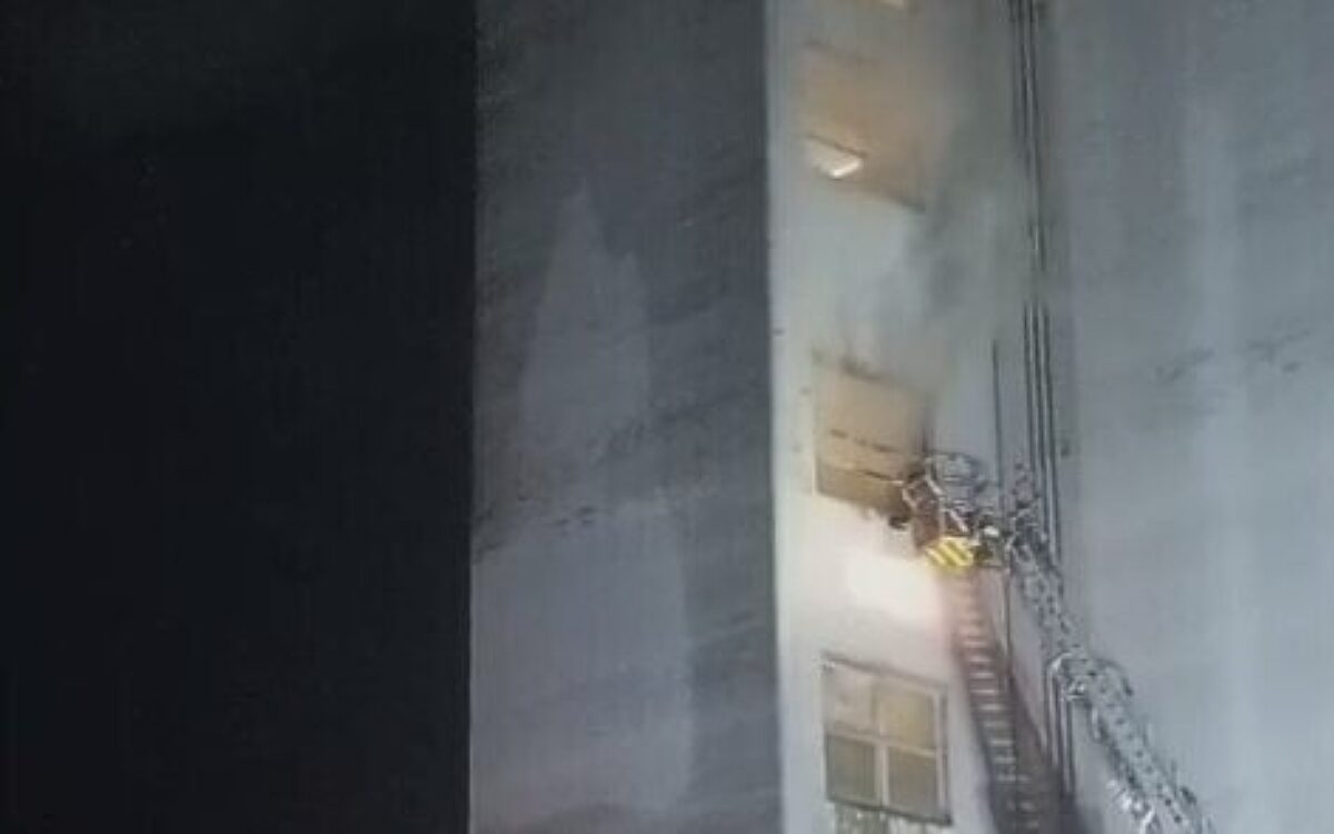 Die Feuerwehrleiter an einem Gebäude im Neuen Hafen in Würzburg