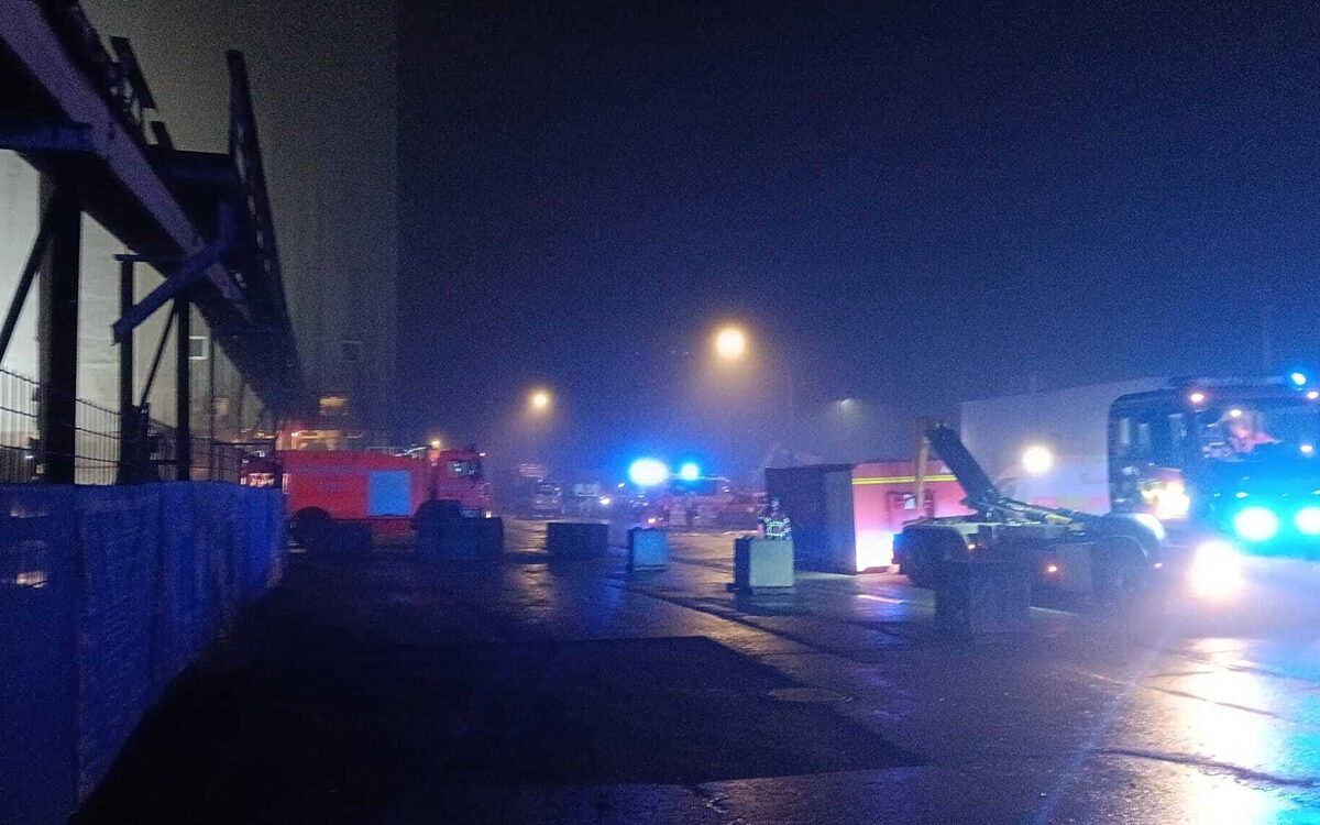 Feuerwehrfahrzeuge bei einem Brand am Neuen Hafen in Würzburg Feuerwehrfahrzeuge bei einem Brand am Neuen Hafen in Würzburg